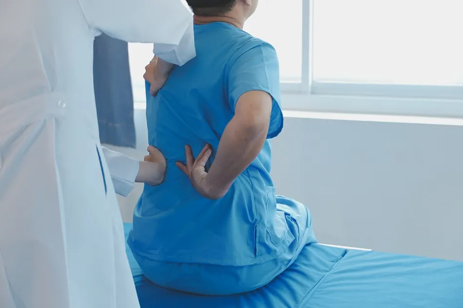 when-to-see-a-spine-surgeon-warn