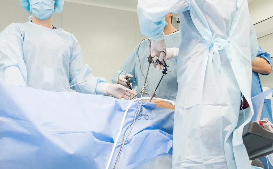 surgeon-performs-laparoscopic-su